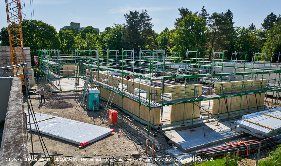 01.06.2023 - Neue Holzwände für das Haus für Kinder in Neuperlach in München